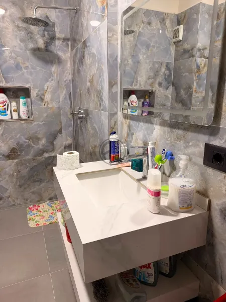 đ Apartament 1+1 pĂ«r Shitje â Mal i Robit, vetĂ«m pak metra larg detit! - Image 2