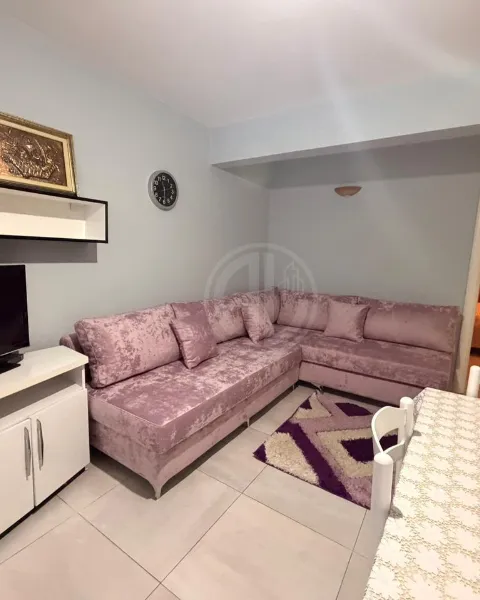 Apartament 2+1 përballë Pallatit të Sportit per Qira
