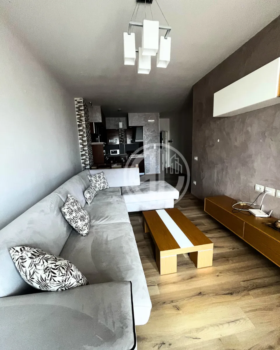 Apartament 1+1 Perballe stacionit te Trenit