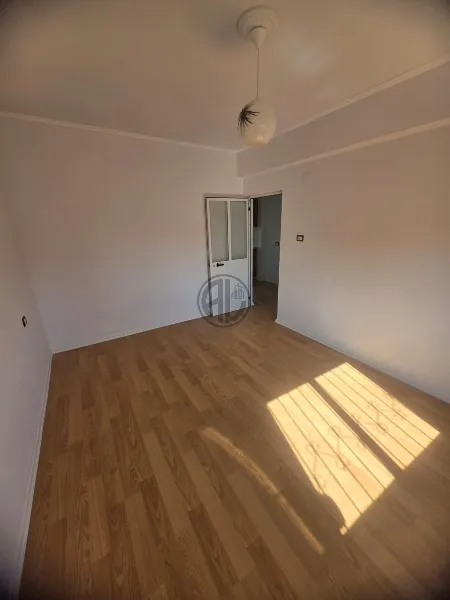 Apartament 2+1 me Ballkon prane Spitalit Rajonal Durres - Image 3