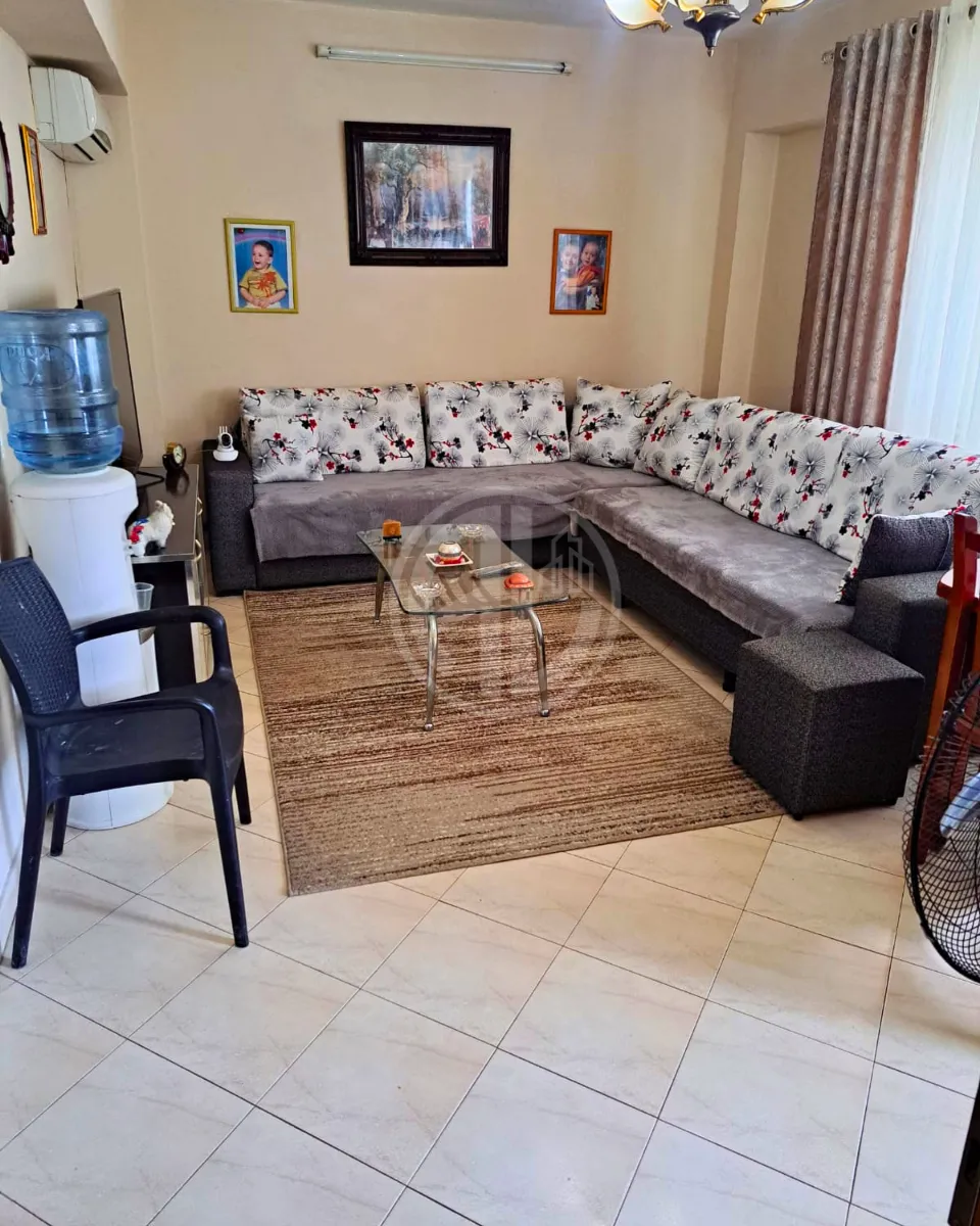 Shitet apartament 1+1 pranë Spitalit Amerikan
