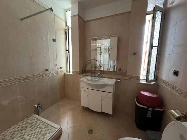 SHITEN 2 APARTAMENTE + SUPER VERANDË ME PAMJE DETI + GARAZH I MBYLLUR - Image 2