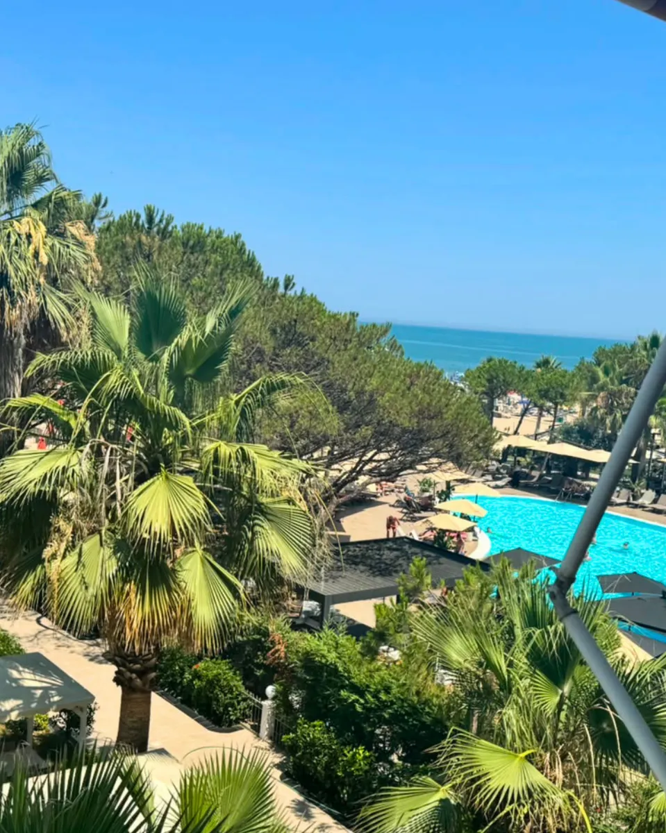 Apartament 2+1  me pamje deti dhe pishine  + Garazh  për Shitje – Qerret 