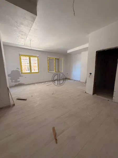 Garsoniere tek Capiten Coast, Golem