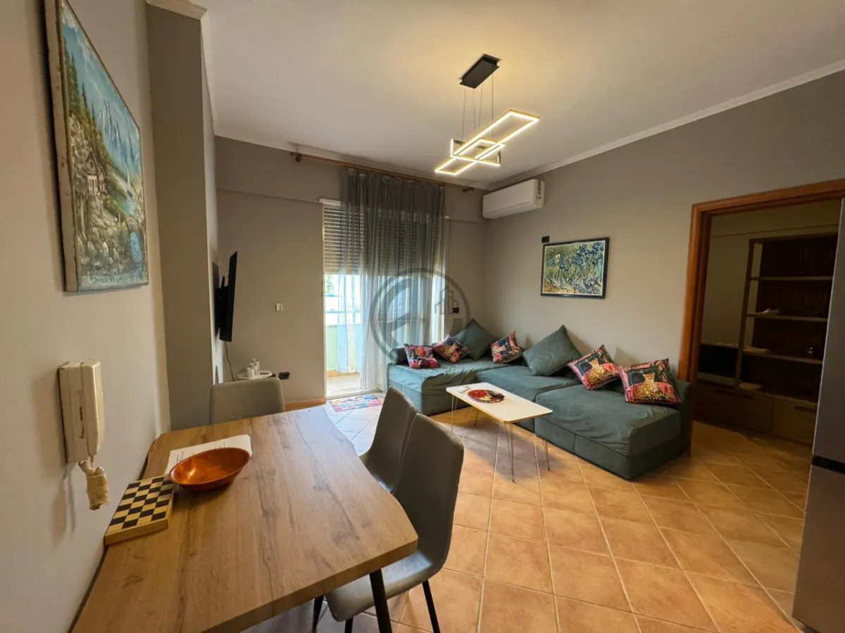 SHITEN 2 APARTAMENTE + SUPER VERANDË ME PAMJE DETI + GARAZH I MBYLLUR