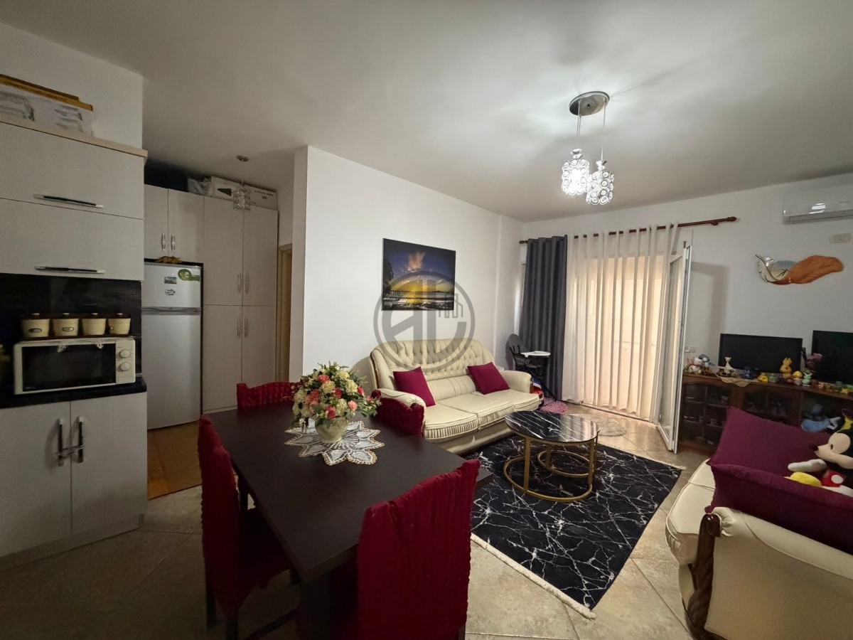 Apartament 1+1 për Shitje – Shkëmbi i Kavajës, pranë Coloseut