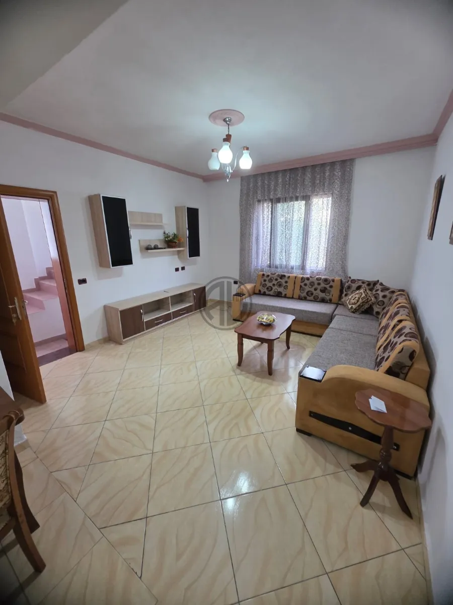 Apartament 2+1 per qera ne katin e dyte te nje Vile prane Stadiumit