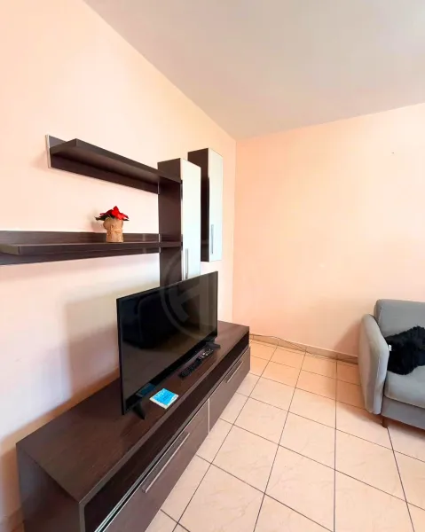 JEPET ME QIRA – Apartament 1+1 në Lagjen 18, Durrës - Image 2