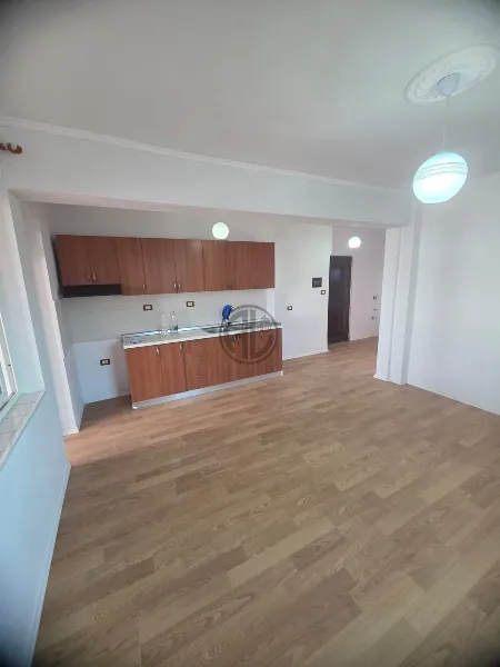Apartament 2+1 me Ballkon prane Spitalit Rajonal Durres
