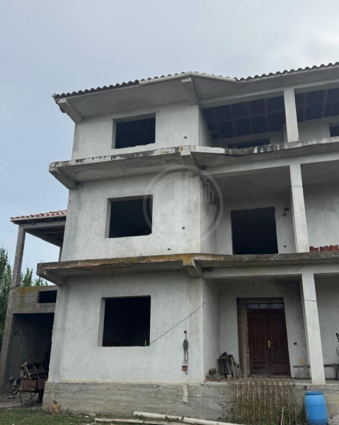 Vilë 3 kateshe në Spitallë - Image 2