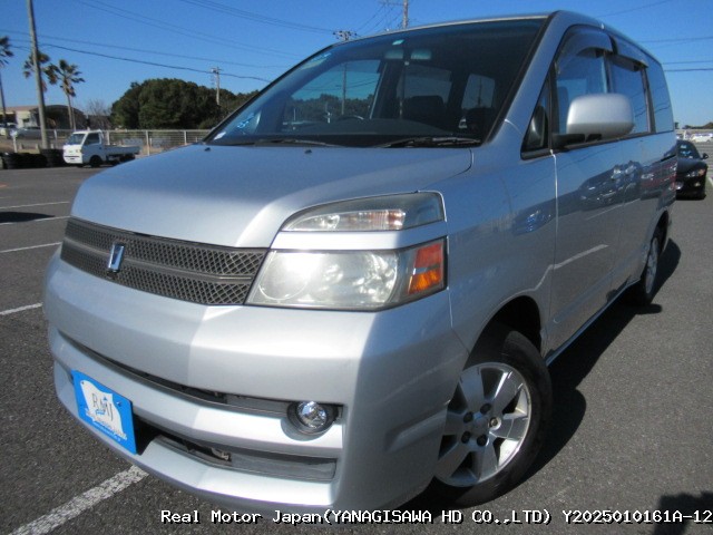 2004 TOYOTA VOXY