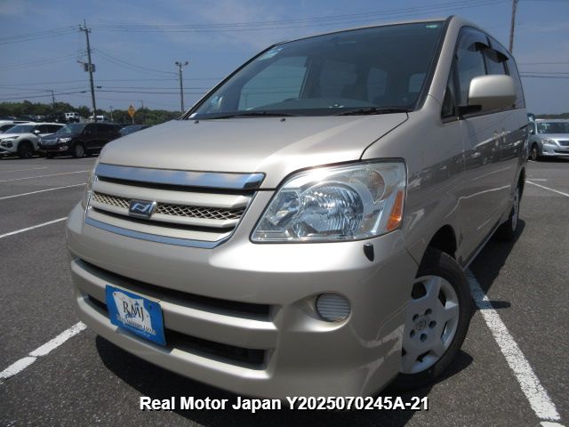 2004 TOYOTA NOAH