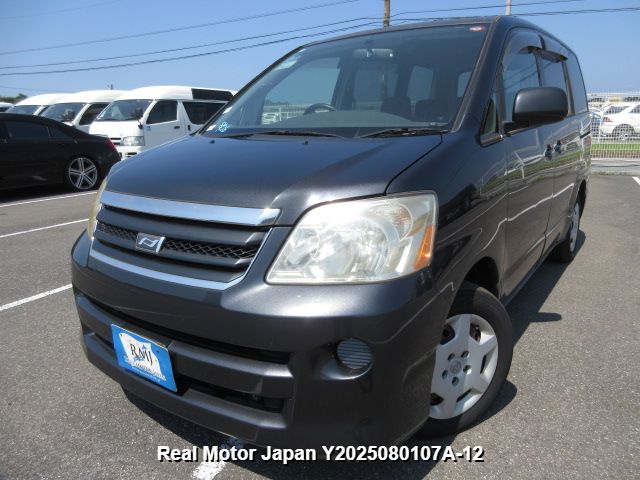 2004 TOYOTA NOAH