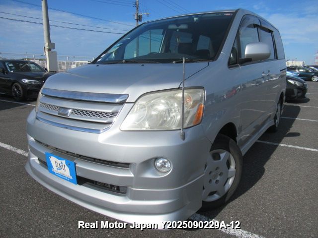 2004 TOYOTA NOAH