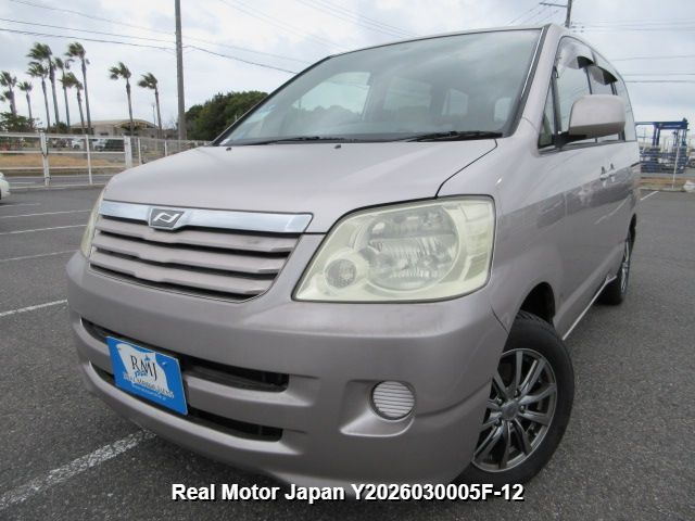2004 TOYOTA NOAH