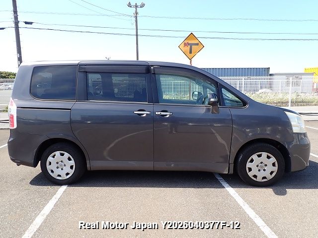2010 TOYOTA NOAH thumbnail 4