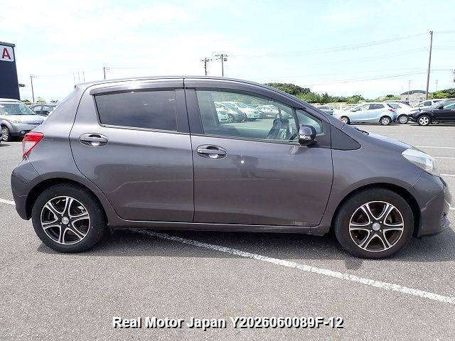 2011 TOYOTA VITZ thumbnail 4