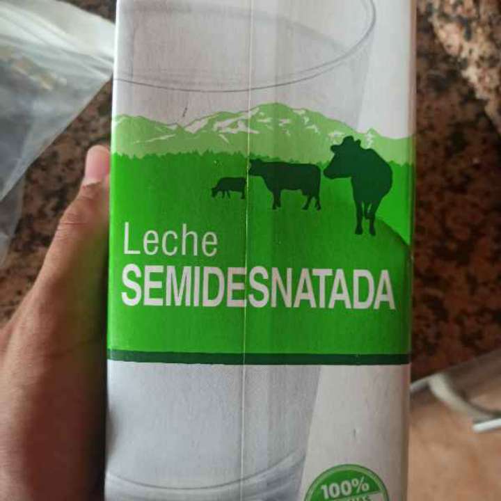 Leche semidesnatada hacendado