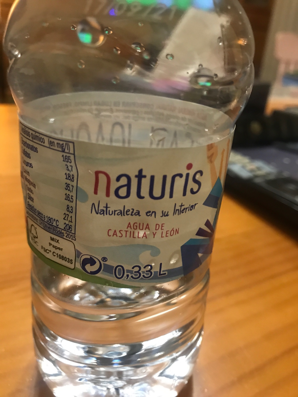 Agua mineral natural.