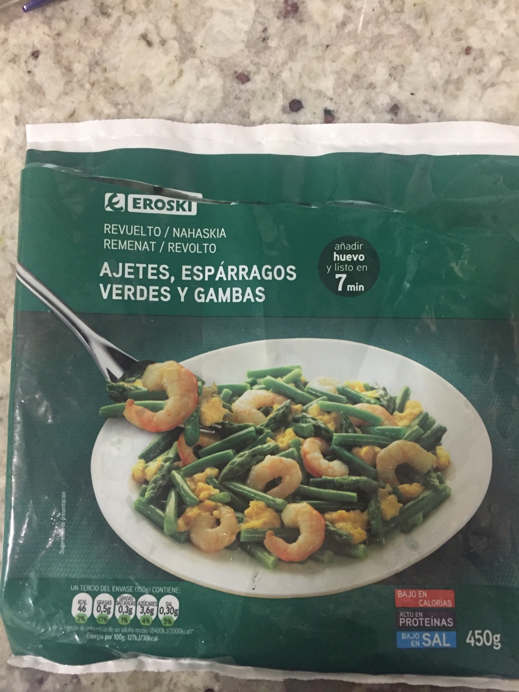 Revuelto de ajetes, espárragos verdes y gambas