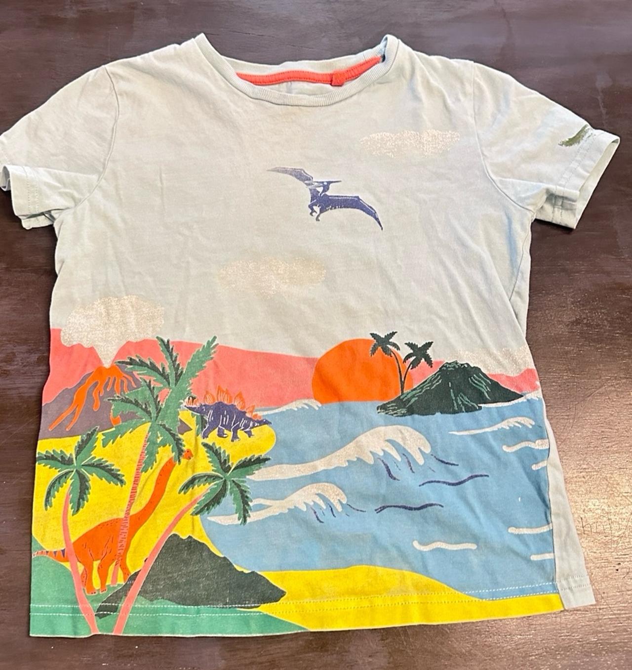 $11.40 - Mini Boden Dinosaur scene t shirt