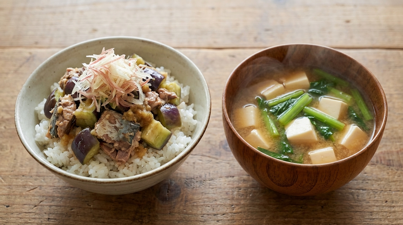 蒸しなすとさば缶の香味のっけごはんと、豆腐と小松菜のみそ汁