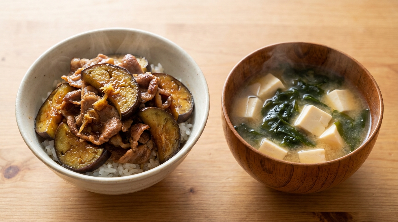 なすと豚こまの甘辛しょうが焼きのっけごはんと、豆腐とわかめの定番みそ汁