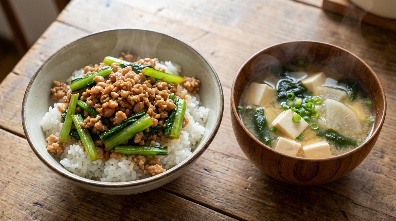 鶏ひき肉と小松菜のコク旨オイスターのっけごはんと、豆腐と大根の具だくさんみそ汁