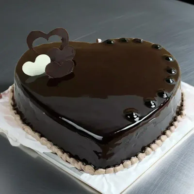 Ivory Noir Oreo Royale Cake by RedHeart