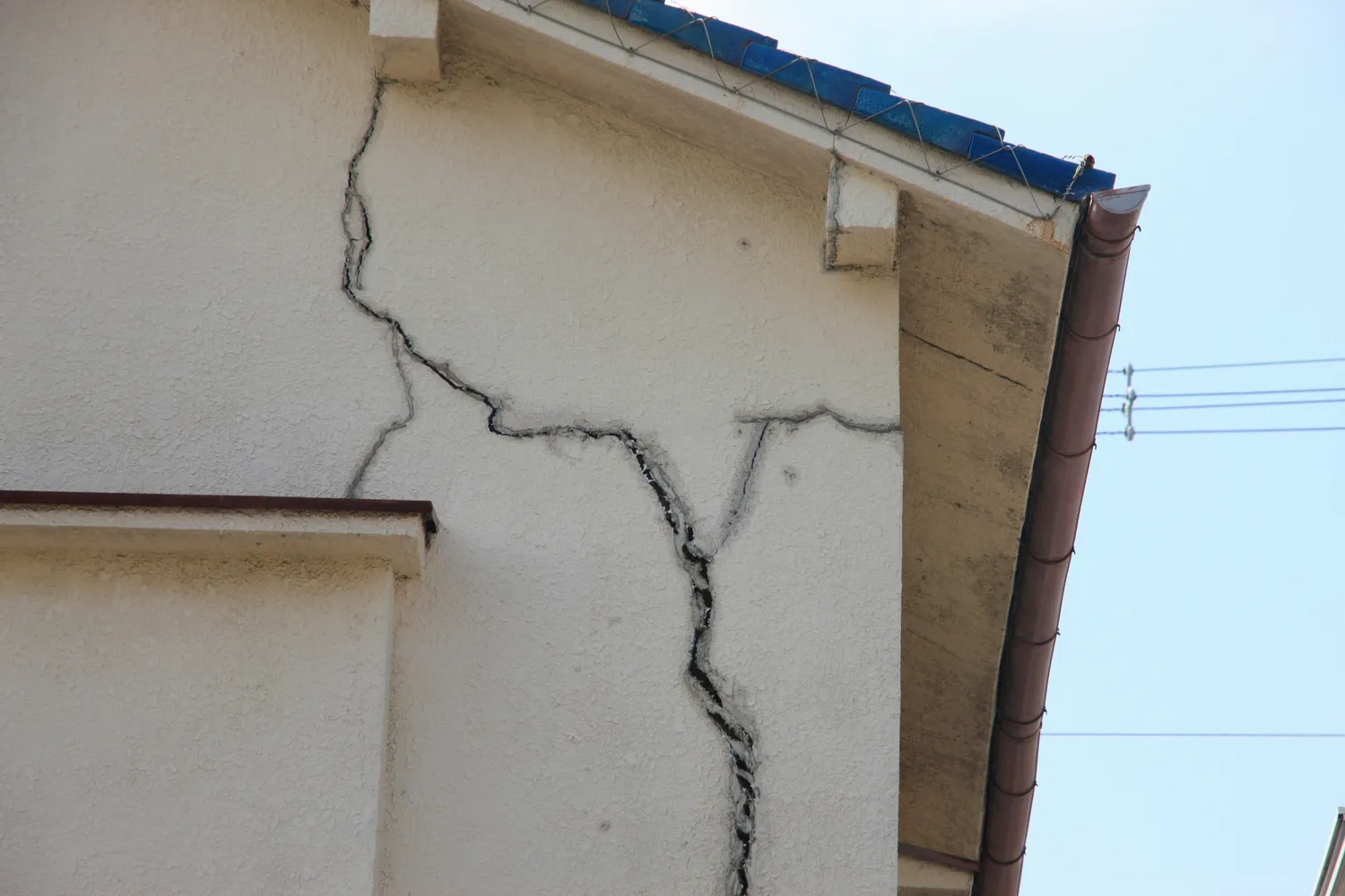 Traitement des éclats de béton et des fissures