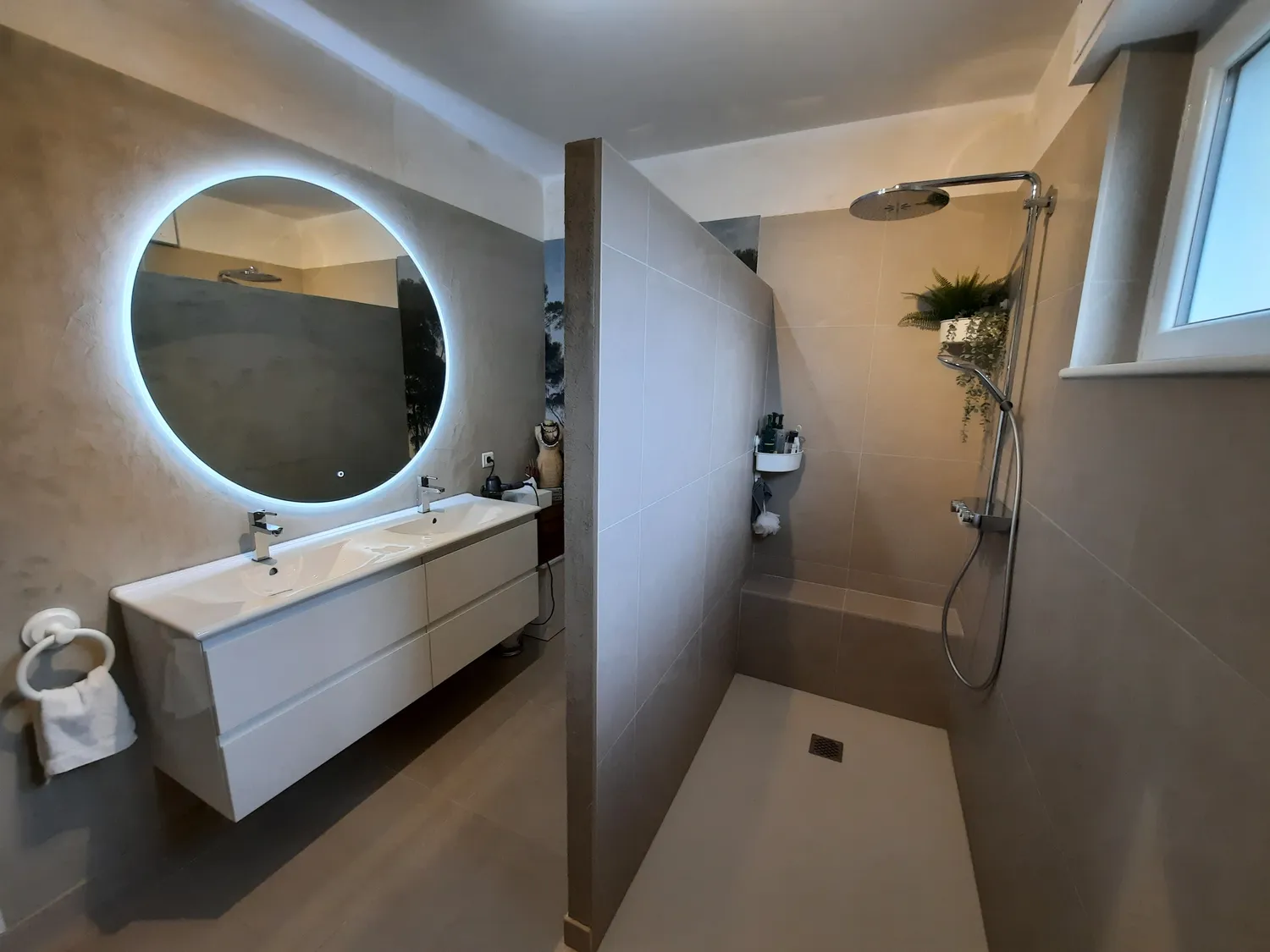 salle de bains avec miroir