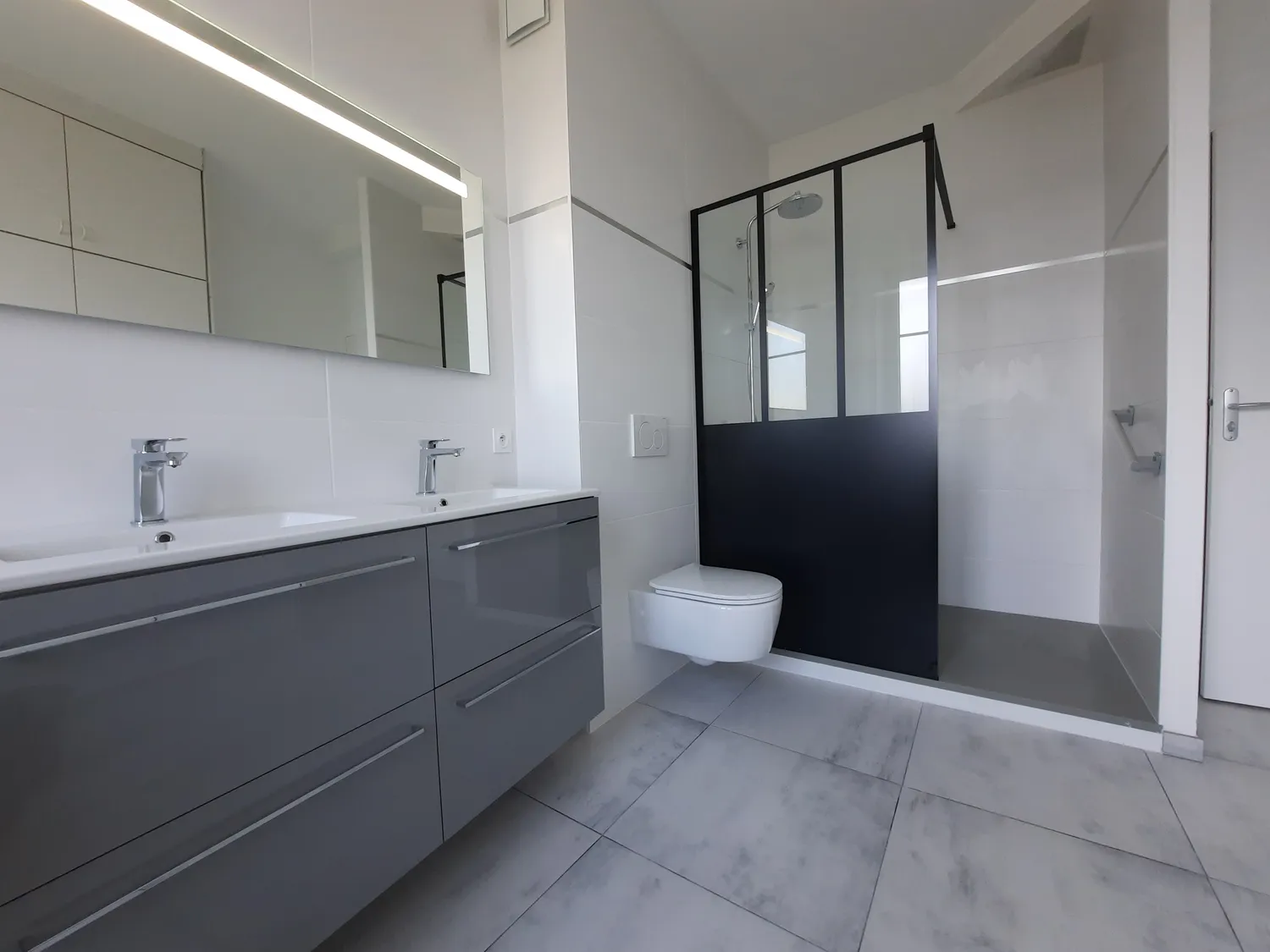 salle de bains avec verrière