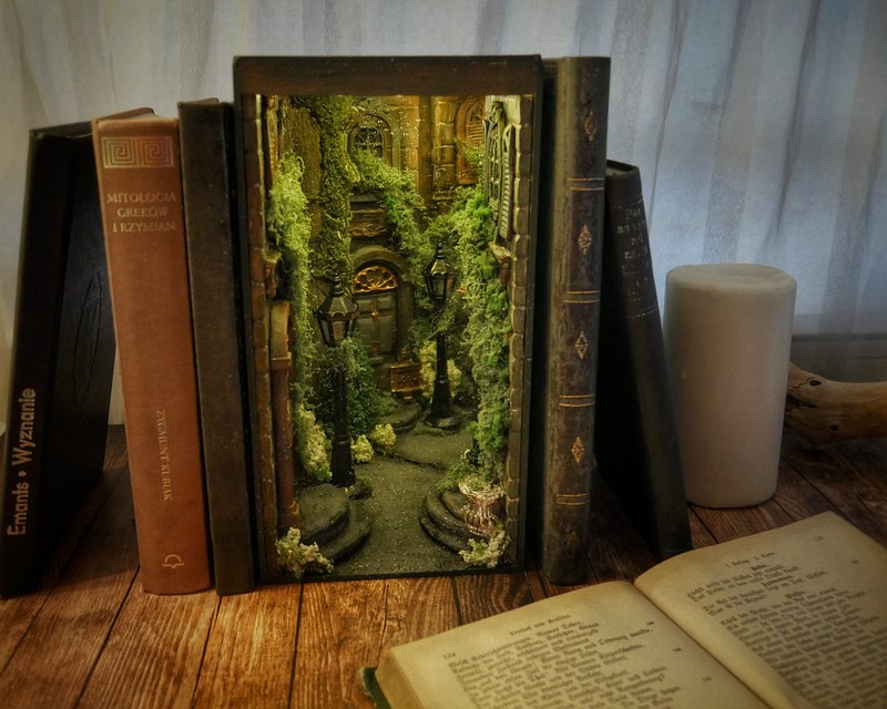 IMG_5409-1-scaled.jpeg — Warsztaty tworzenia miniaturowej alejki do domowej biblioteczki (book nook) (Elfie Decor), Gdańsk