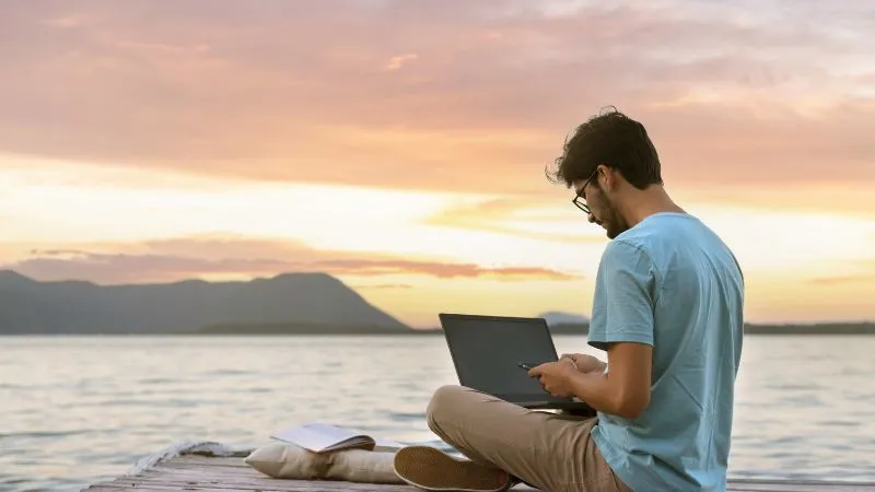 Imágen de un bloguero que inspira en este artículo que explicar Cómo Monetizar tu Blog