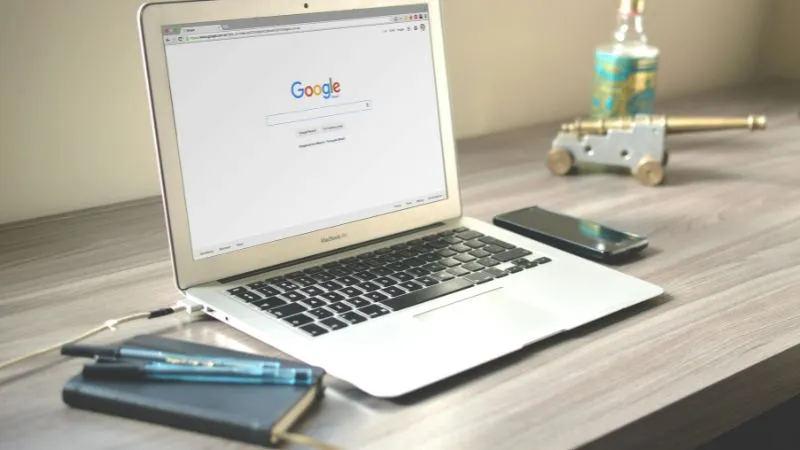 Imágen de una laptop ilustrando la idea de generar ingresos en línea con email marketing