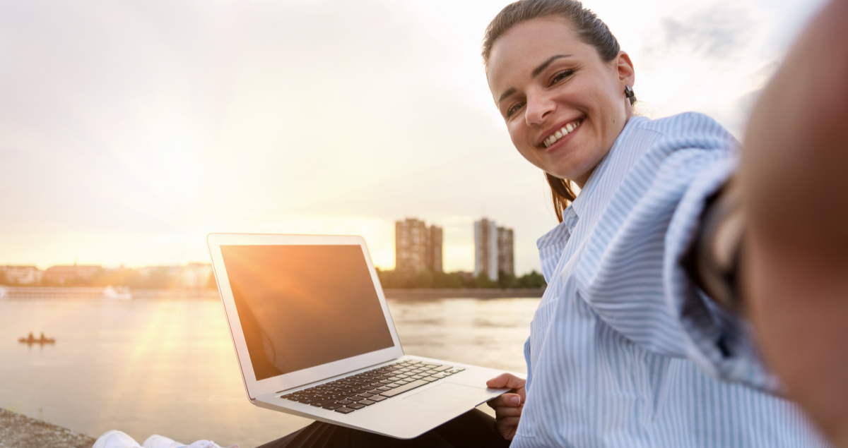 10-trabajos-remoto, imagen de una chica con su laptop trabajando desde la playa