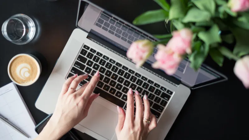 Imágen de las manos de alguien trabajando en su blog, ilustra la idea de que necesita un blog para funcionar