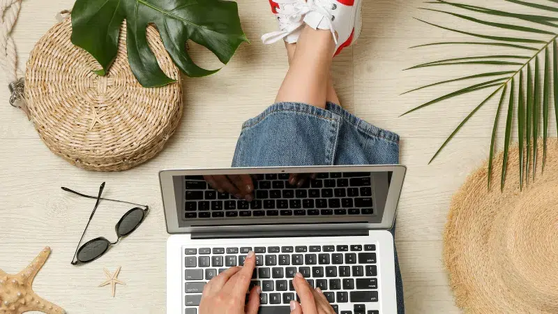 Blogger escribiendo en su blog