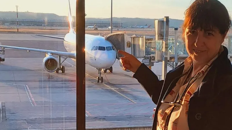 Pausa activa viajando para equilibrar energía mientras trabajo remoto