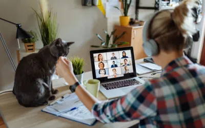Imagen ilustrativa de una mujer trabajando desde casa
