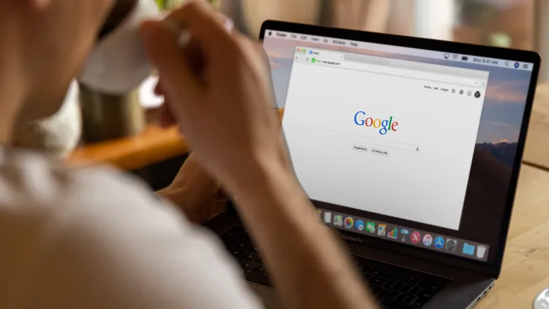 Imágen ilustrativa de un bloguero leyendo la Guía Completa de GA4: Cómo Analizar Datos y Crecer Online