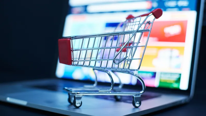 Carrito de compras y laptop: ecommerce