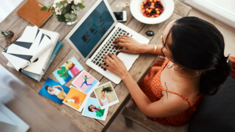 Imágen una bloguera trabajando en su blog