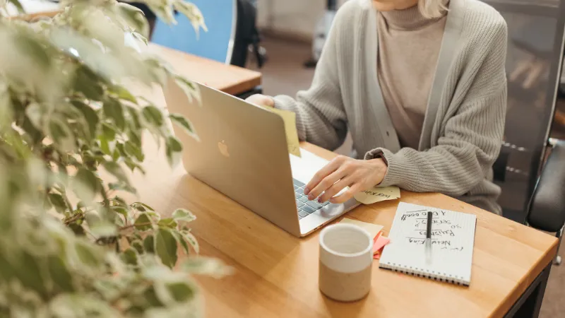 Imágen una mujer trabajando en su laptop, probablemente usando email marketing