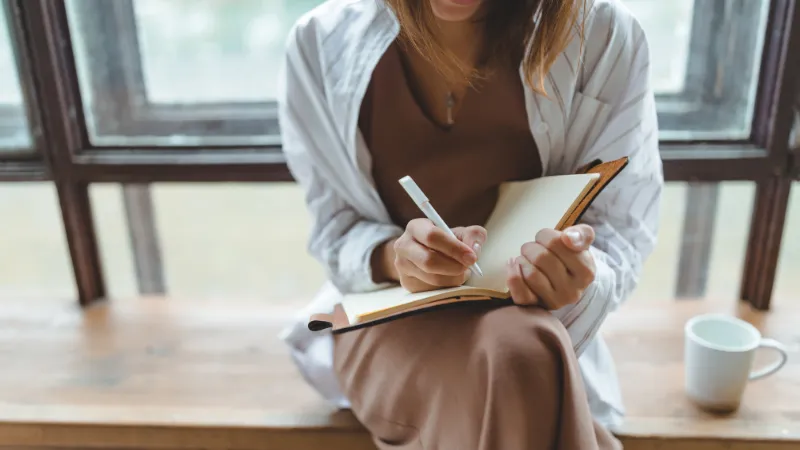 mujer escribiendo una entrada de blog_