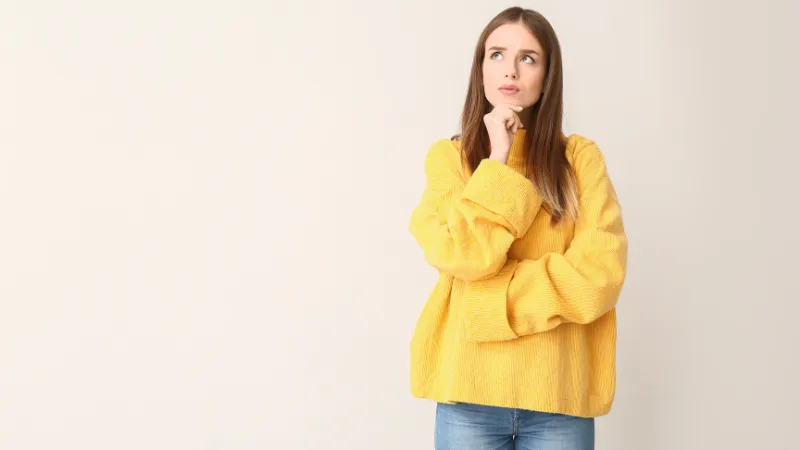 mujer que duda sobre que tema elegir para hablar en su blog_