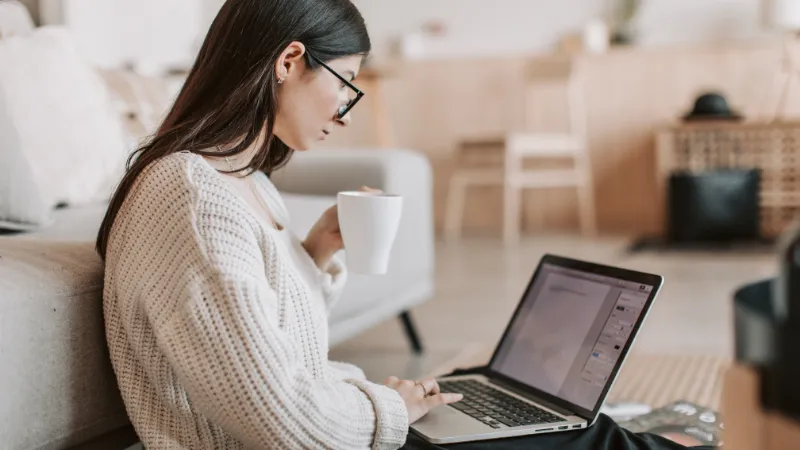 una bloguera escribiendo un artículo sobre Cómo planificar contenido para tu blog