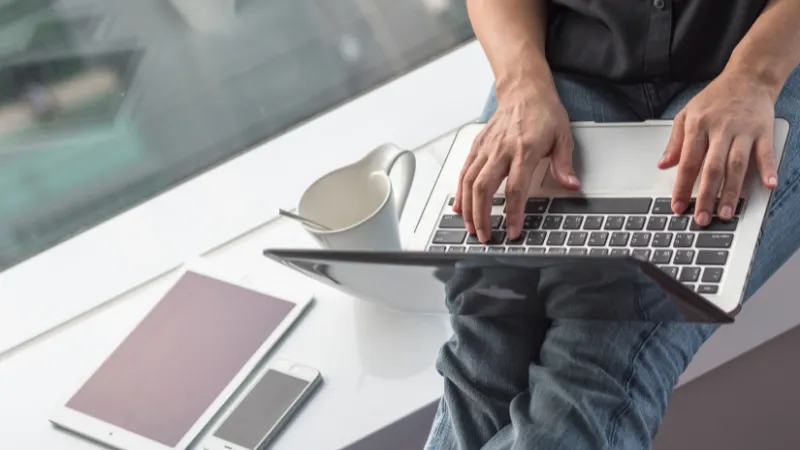 un bloguero relajado trabajando en su blog_