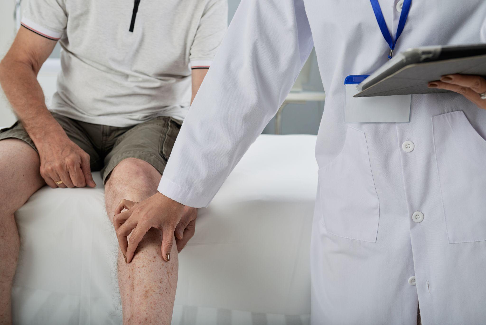Top 7 Warning Signs You May Require a Knee Replacement