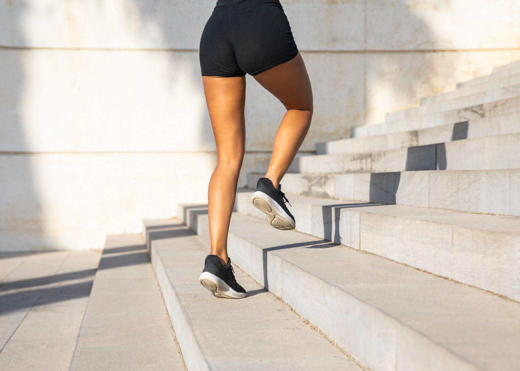 A woman doing Step Ups.